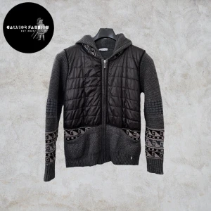 Cardigan stickad - Cardigan i storlek 38 (passar som S) med dun på framsidan och stickad, ribbad design över ärmar och rygg. Väldigt snygg och unik modell med fina mönsterdetaljer och harmoniska färger som gör den riktigt exklusiv i uttrycket. Perfekt som lagerplagg eller som ett statement piece. Märke okänt. Skicket är toppen utan defekter. Hör av dig för mått! ~ Vårt pris: 495 kr. Alla följare får rabatt – följ!