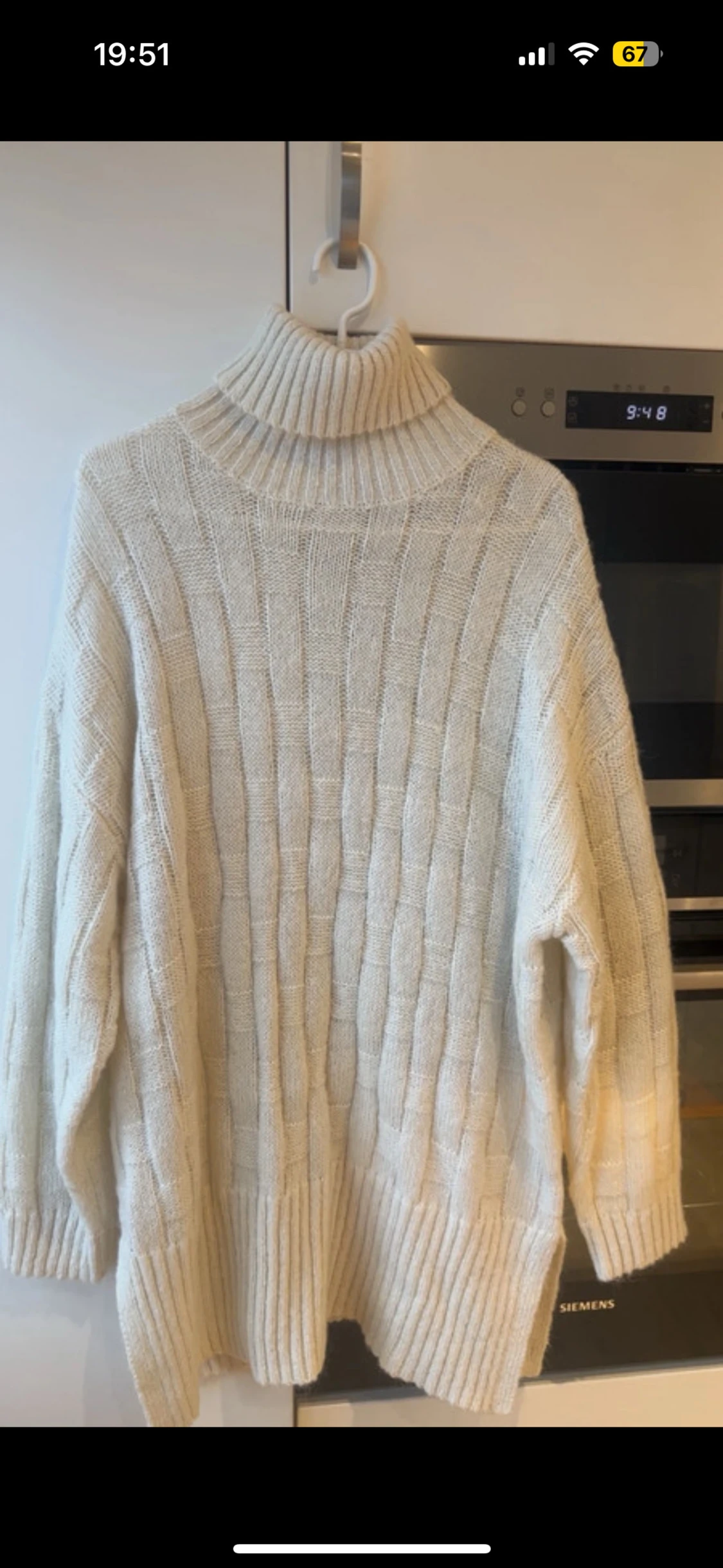 Beige ribbad polotröja stickad