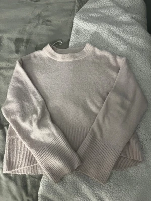 Ljusrosa stickad tröja Gina Tricot - En rosa stickad tröja som sitter superfint som jag  tyvärr växt ur! Inga hål eller tecken på att vara trasig. Den har tvättats och känns därför inte lika len men fortfarande ett supersnyggt basic plagg🫶🏽