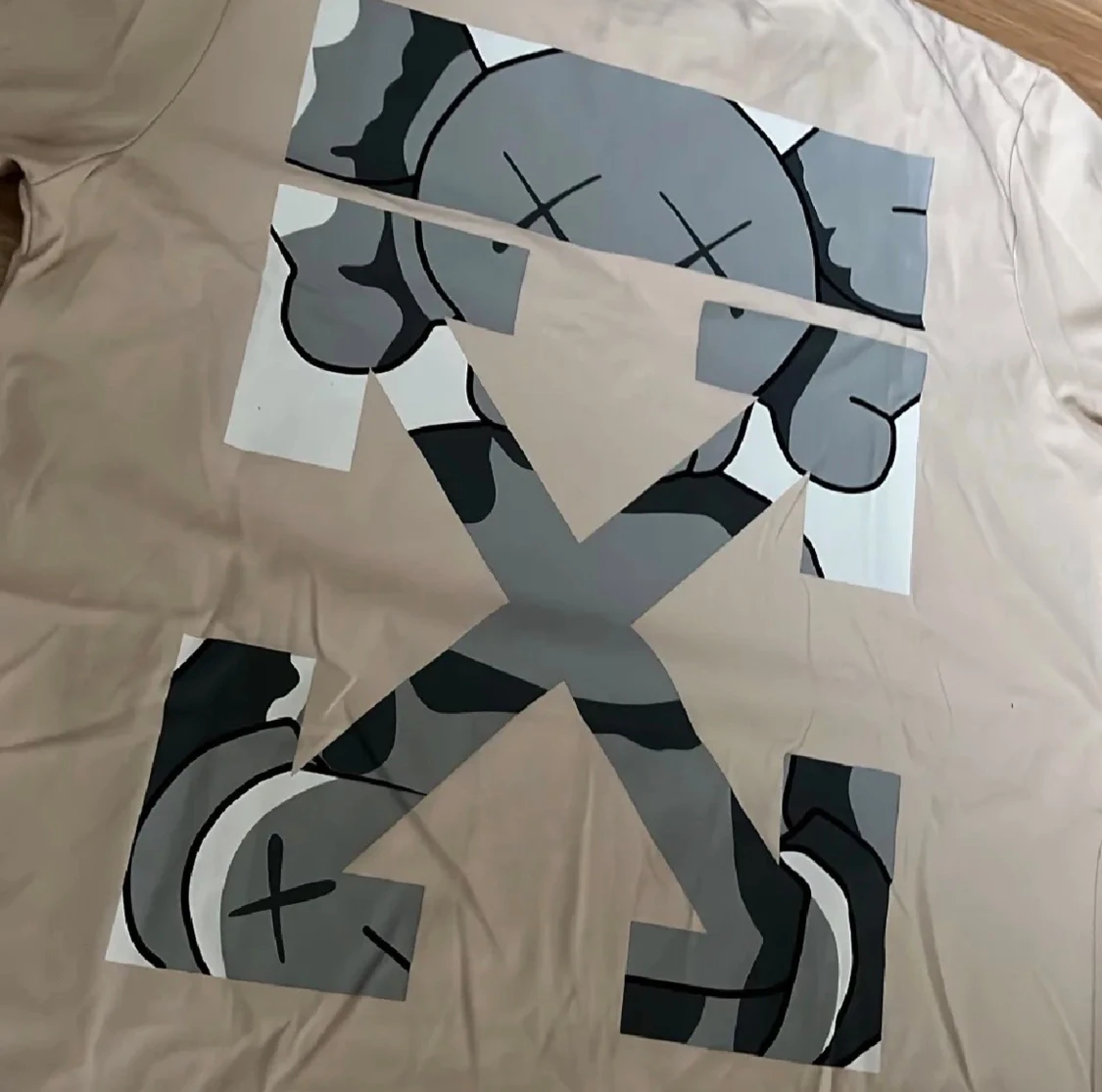 Beige Off-White t-shirt med tryck - 5