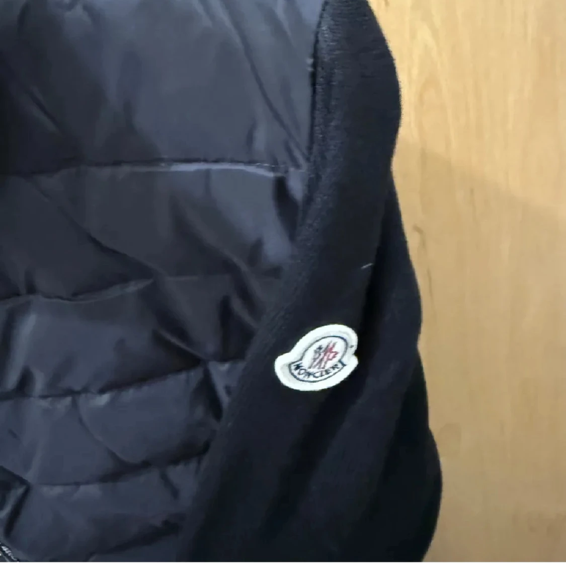 Svart Moncler pufferjacka med stickade ärmar - 1