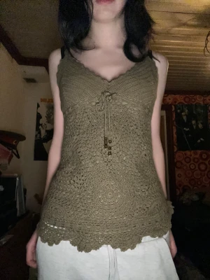 Y2K topp - Fin mossgrön topp i strl S. Har snörning på framsidan så man kan ställa in hur tajt man vill att den ska sitta. Bra skick!