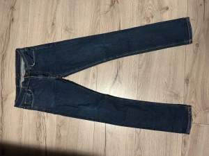  Nudie jeans herr - Tjena! Säljer ett par nudie jeans med modell lean dean, storlek 31W 34L. Väldigt fint skick inga skador på de!  