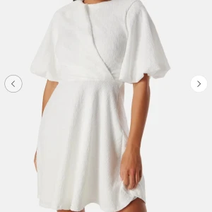 Vit klänning - Fin vit klänning från bubbleroom som är perfekt till både konfirmation, student och skolavslutning. Är använd max 2 gånger. Har sytt upp klänningen så att den passar som på första bilden, för mig som är 150 lång. Det är bara att fråga ifall du har några frågor💕💕