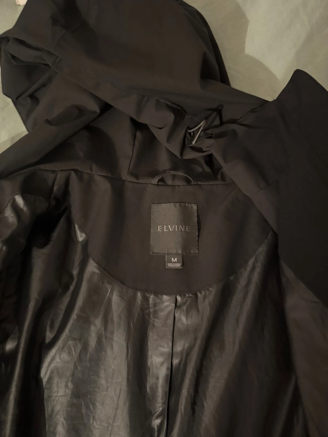Svart regnjacka med huva från Elvine - 2