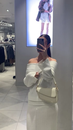 Vitt stickat sett från Nelly  - Vitt stickat sett från Nelly, kjol o tröja, xs/s