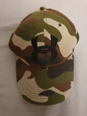 Säljer en under armour keps. - Säljer en under armour keps. Har inte använt den på ett tag. Lite sliten men inget synligt direkt.