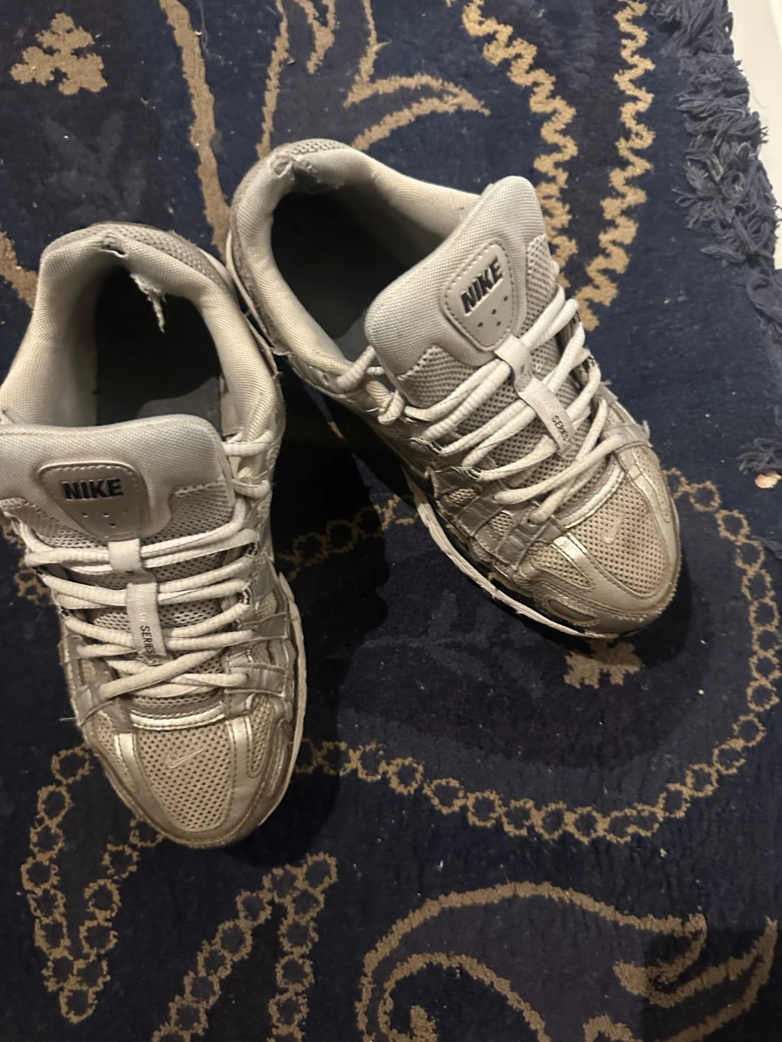 Nike silverfärgade sneakers - 1