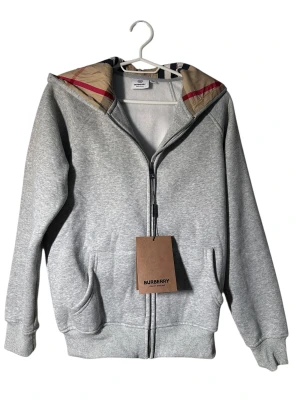 Burberry London Zip - Säljer en riktig fet Burberry zipper. Denna zipper är i storlek XS ganska liten men funkar mycket bra. Med den mjuka och varma materialen så kommer denna hoodie passa riktigt bra för vinter vädret och till det kommande vår vädret. Skriv om du är intresserad🫡