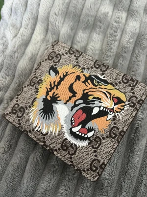 Svart/beige tiger plånbok  - Svart/beige tiger plånbok. En fint och stiligt jul present!!                                                                            200/st                                                                                300/ för två valfria färger                                                (Kan kombineras med orm plånbok)