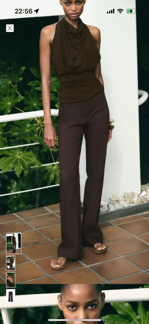 Bruna bootcut kostymbyxor  - Mörkbruna bootcut-byxor med hög midja och figurnära passform upptill som släpper ut mot benslutet. Bara andvänt en gång.