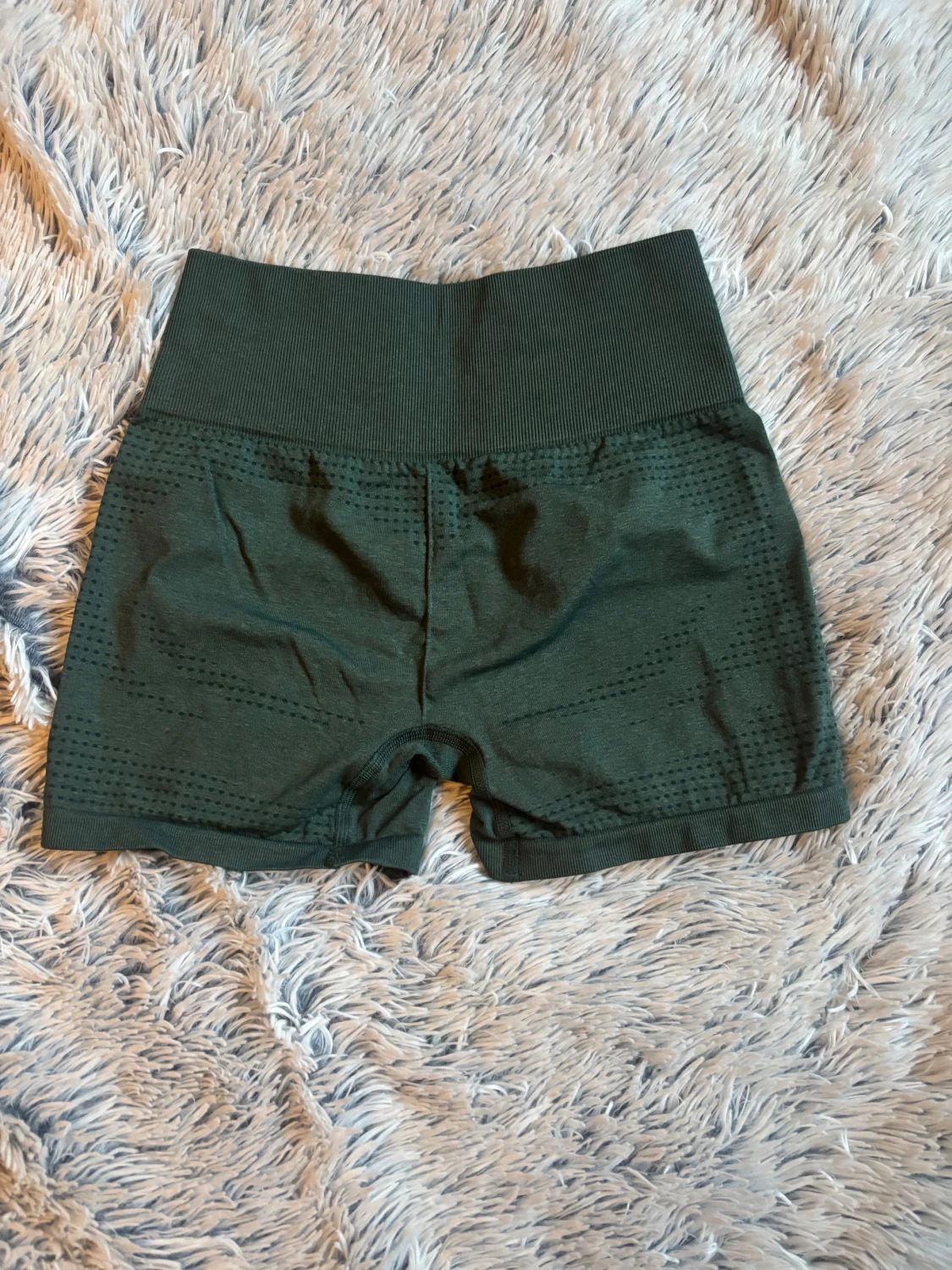 Mörkgröna Gymshark träningsshorts - 1