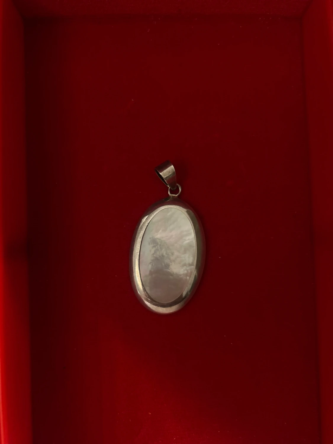 Ovalt halsband med pärlemor och äkta silver