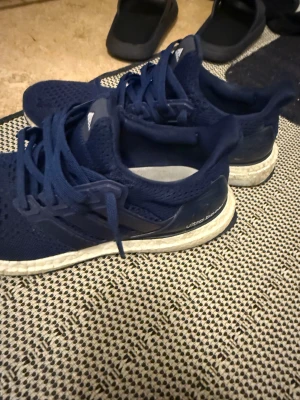 Adidas Ultra boost mörkblå - Sköna spring skor bra för träning och mode active wear du kan ha dem varje dag