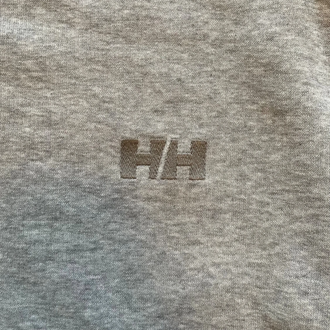 Grå crewneck från Helly Hansen - 1