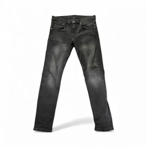 Svarta straight jeans från J.Lindeberg - Snygga svarta jeans från J.Lindeberg i klassisk straight fit. Jeansen har fem fickor, diskret tvättad look och svart läderpatch med logga bak. Perfekt passform och stilren design som funkar till allt. Materialet är slitstark jeansbomull.