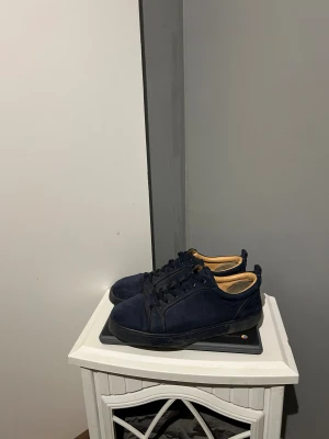 Mörkblå Loubs - Säljer ett par christian louboutin skor i storlek 43 skorna är använda men är fortfarande fina. Vet ej om de är riktiga men finns lite täcken på de blid 3. Ställ gärna frågor🤝🏻