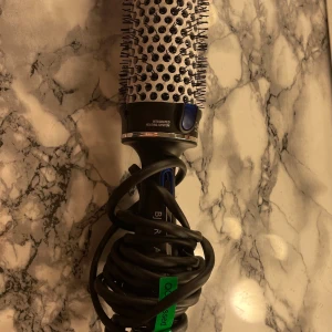 Björn Axén värmeborste  - Stylingborste som ger sjukt fin blowout. Använt några gånger men i bra skick.❤️🌻