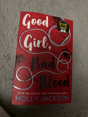 Good Girl, Bad Blood - En spännande bok med en snygg röd omslagsdesign och fingeravtryck som ger true crime-vibbar. Perfekt för dig som gillar mysterier och thrillers! Skriven av bästsäljande författaren Holly Jackson.