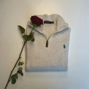 Ralph Lauren half zipp - Beige half zipp från Polo Ralph Lauren med klassisk half zip och hög krage. Broderad grön logga på bröstet och snyggt mochadetalj på dragkedjan. Perfekt för de kyliga tider som närmar sig. Passar med allt och en fin modell. Skriv för frågor! 💨❄️