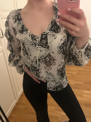 Vit mönstrad blus från Zara - Superfin unik mönstrad blus från Zara med avslappnad passform och volanger. 