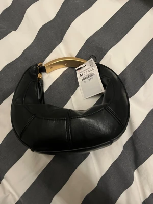 Zara svart handväska  - Säljer en svart liten väska från Zara. Tror nypriset är 399 men är inte säker. Helt ny 