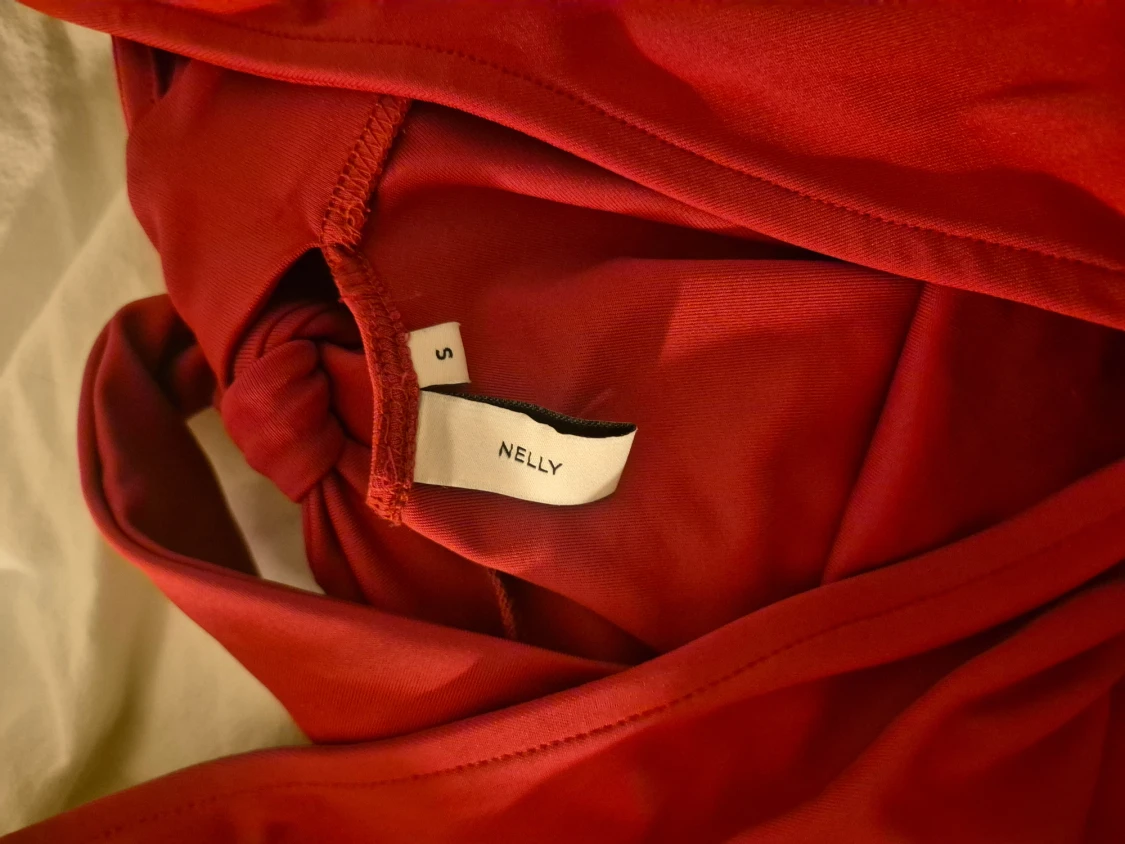 Röd topp med knyt från Nelly - 2