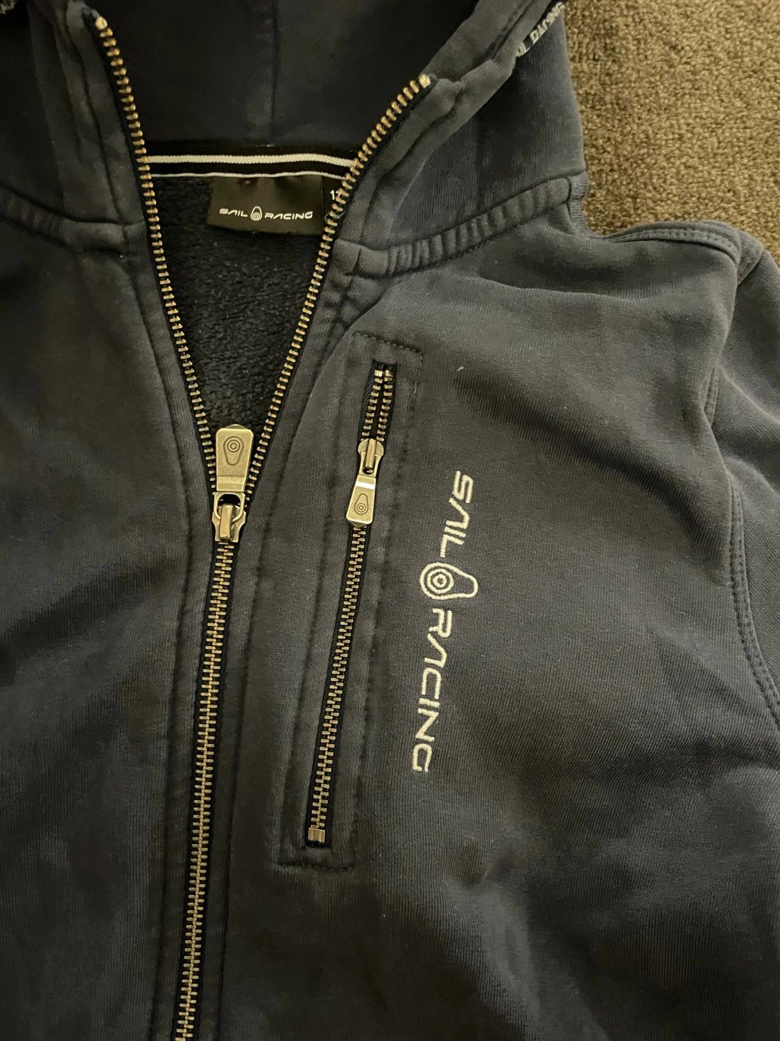 Mörkblå hoodie från Sail Racing - 1