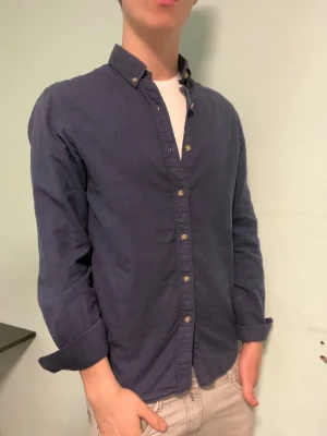  Ralph Lauren Skjorta Blå - M slim fit - Säljer denna stilrena och snygga blå Ralph Lauren skjorta. Skjortan är i  bra skick. Materialet är en linnemix och  Modellen är M slim fit. Obs tvättlappen är avklippt.  Har du några frågor? Tveka inte att höra av dig. Allt gott från Deluxe garderoben ⭐️ 