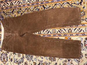 Bruna manchesterbyxor från Levi's - Snygga bruna manchesterbyxor från Levi's med klassisk femficksdesign och raka ben. Byxorna har en tydlig Levi's-patch bak i midjan och är tillverkade i mjuk manchester som ger en cool vintagekänsla. Perfekta för dig som gillar retrostil och vill sticka ut.