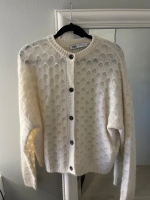 Stickad kofta  - Superfin kofta, nästan aldrig använd!🤍