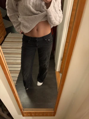  jeans från NA-KD - Lågmidjade jeans med lite mer loose passform från NA-KD i storlek 34 ❣️är 174 och de är bra i längd!