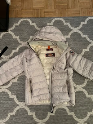 Ljusbeige dunjacka från Parajumpers - Very good qyality jacket size is s but fits xs.