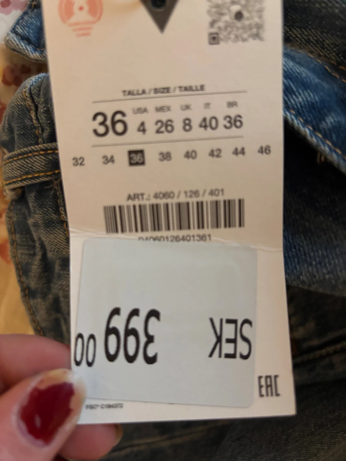 Lågmidja blå slitna jeans med hål  - 2