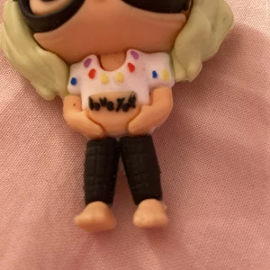  Taylor Swift musikvideor ”moments” på nyckelring-figur - Säljer Taylor Swifts musikvideor ”moments” på en nyckelringsfigur.  Passar dig som gillar Taylor Swift och vill visa att man är en true Swiftie!!! ✨💖✨