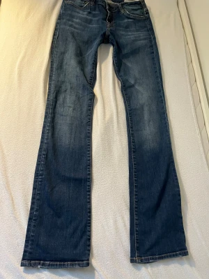 Blå bootcut jeans från Crocker - Snygga blå jeans från Crocker med klassisk bootcut passform. Tillverkade i slitstark denim med lätt tvättad look och raka ben som blir vidare nertill. Storlek S (möjligtvis xs/m) Priset kan diskuteras ❤️