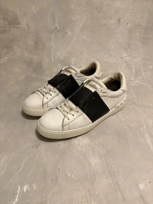 Valentino open - Valentino opens, repainted från silver. Nya fräscha innersulor. Nypris 7000kr! Vårt pris: 1099kr! Först till kvarn!