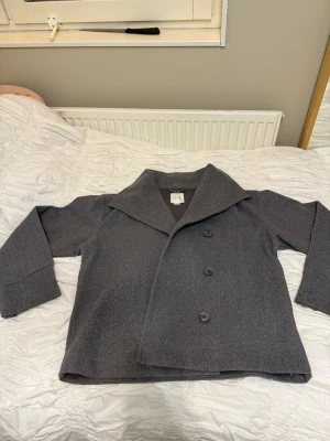 Grå kappa - Gina Tricot - Jättefin grå kappa från Gina tricot i superbra skick!!! Den kan även bäras som en högkragad kappa/peacoat eftersom kragen går att vika upp. Använd få gånger och inga defekter, storlek - 164 motsvarar S 💓