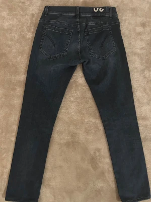 Dondup George  - Skitsnygga dondup George jeans i mörkblå tvätt. Storlek 30 och perfekt skick inga som helst defekter. 