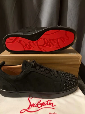 Christian Louboutin skor - Tjena, säljer dessa extremt stiliga sneakers från Christian Louboutin. Fattas inga spikes. Skorna är fräscha loubs med röd sula. Storlek 43. Bara att komma med prisförslag och funderingar😁