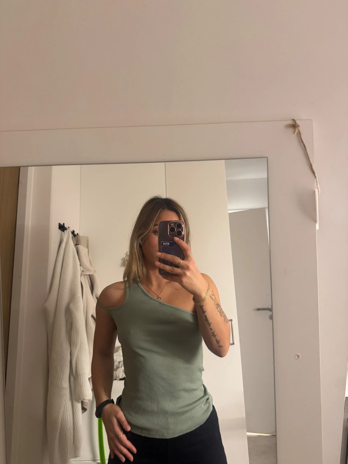 Grön oneshoulder ribbad topp