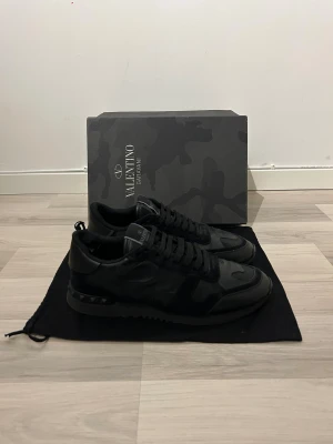 Valentino Rockrunners  - Valentino Rockrunners | Storlek - 40,5/41 | Skick - 7,5/10, lita skav på tårna, och slitet i hälarna (se sista bild) | Box, dustbag, extra snören + kvitto medföljer | Nypris - 6000kr | Hör av er vid frågor eller funderingar 🙌