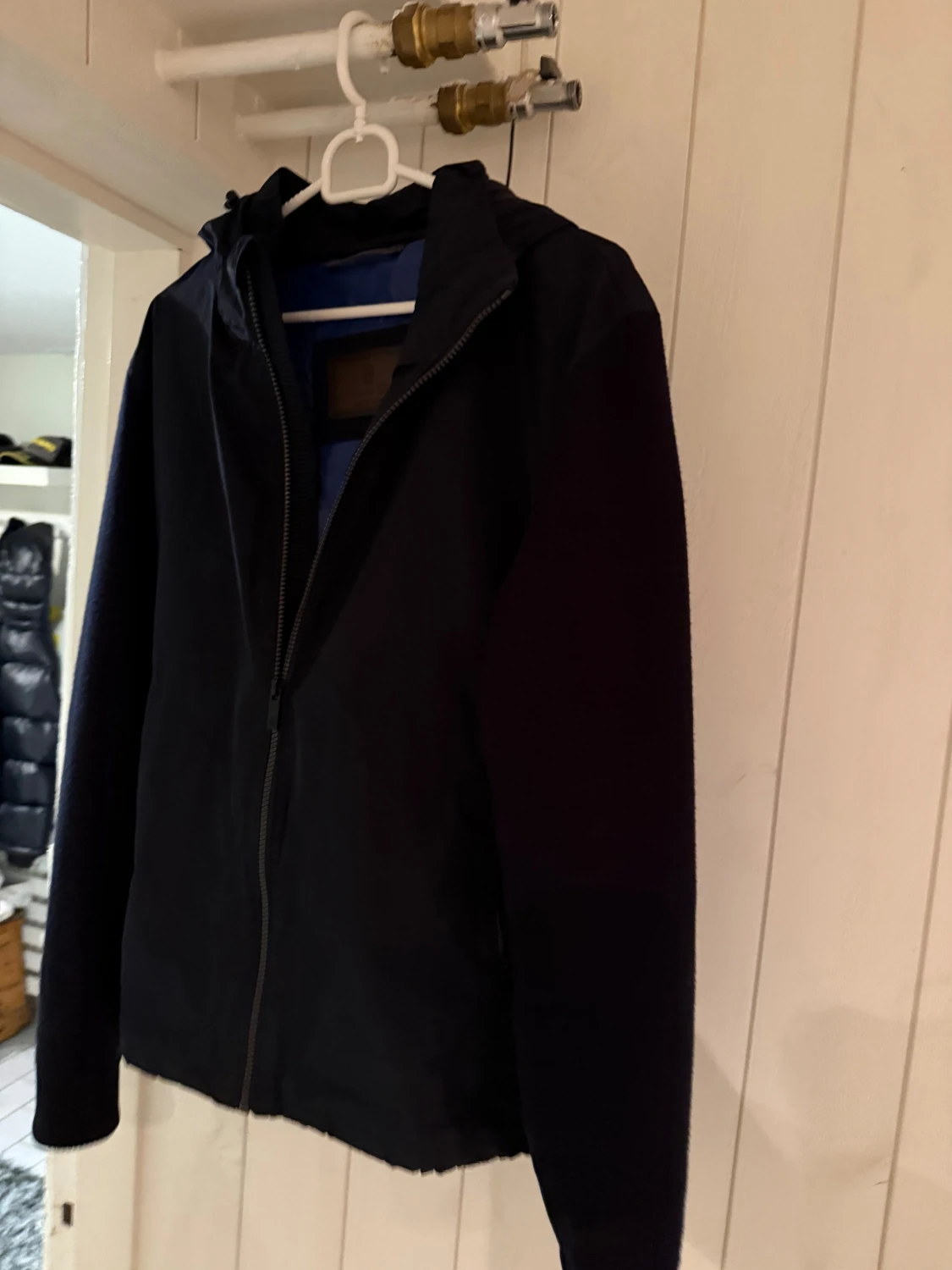 Svart vindjacka med huva från Massimo dutti 