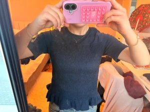 Mörkblå blus grön Gina Young  - Säljer en mörkblå blus med korta ärmar. Tröjan är från Gina Young och är i storlek 170 men skulle säga att de är ungefär en S! Pris kan diskuteras och det är bara att höra av sig vid frågor eller funderingar/ mvh Amanda❣️