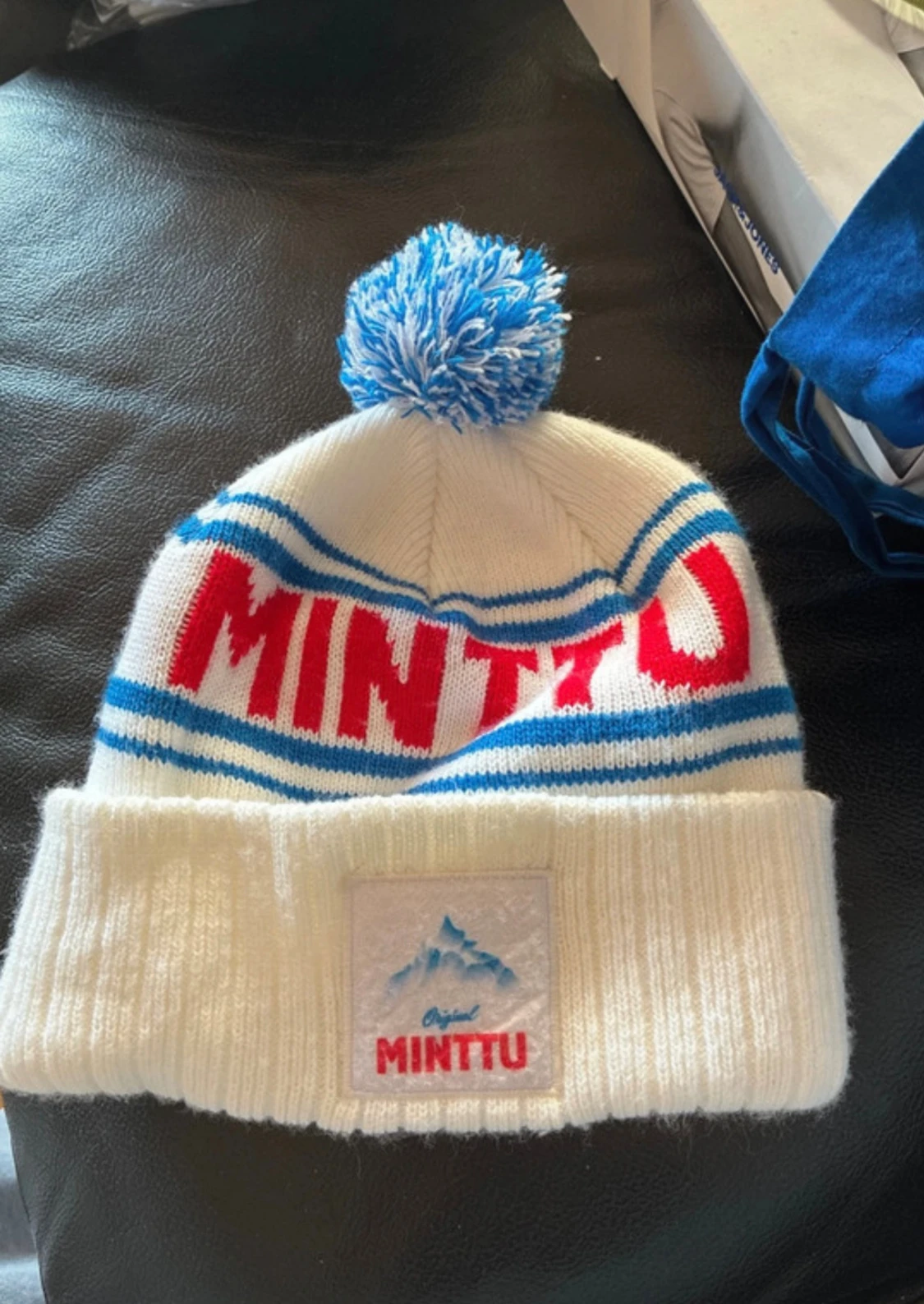 Vit Minttu mössa med blå tofs