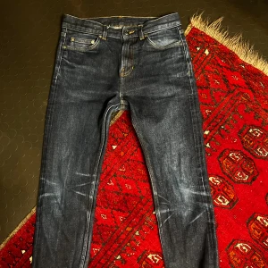 Mörkblå selvedge jeans från Japan  - Snygga mörkblå selvedge jeans från arket med klassisk femficksdesign och kontrastsömmar. Jeansen är tillverkade i 98% bomull och 2% elastan för extra komfort och har en rak passform. Indigo-färgade och vävda på shuttle loom, med coola fades på benen.