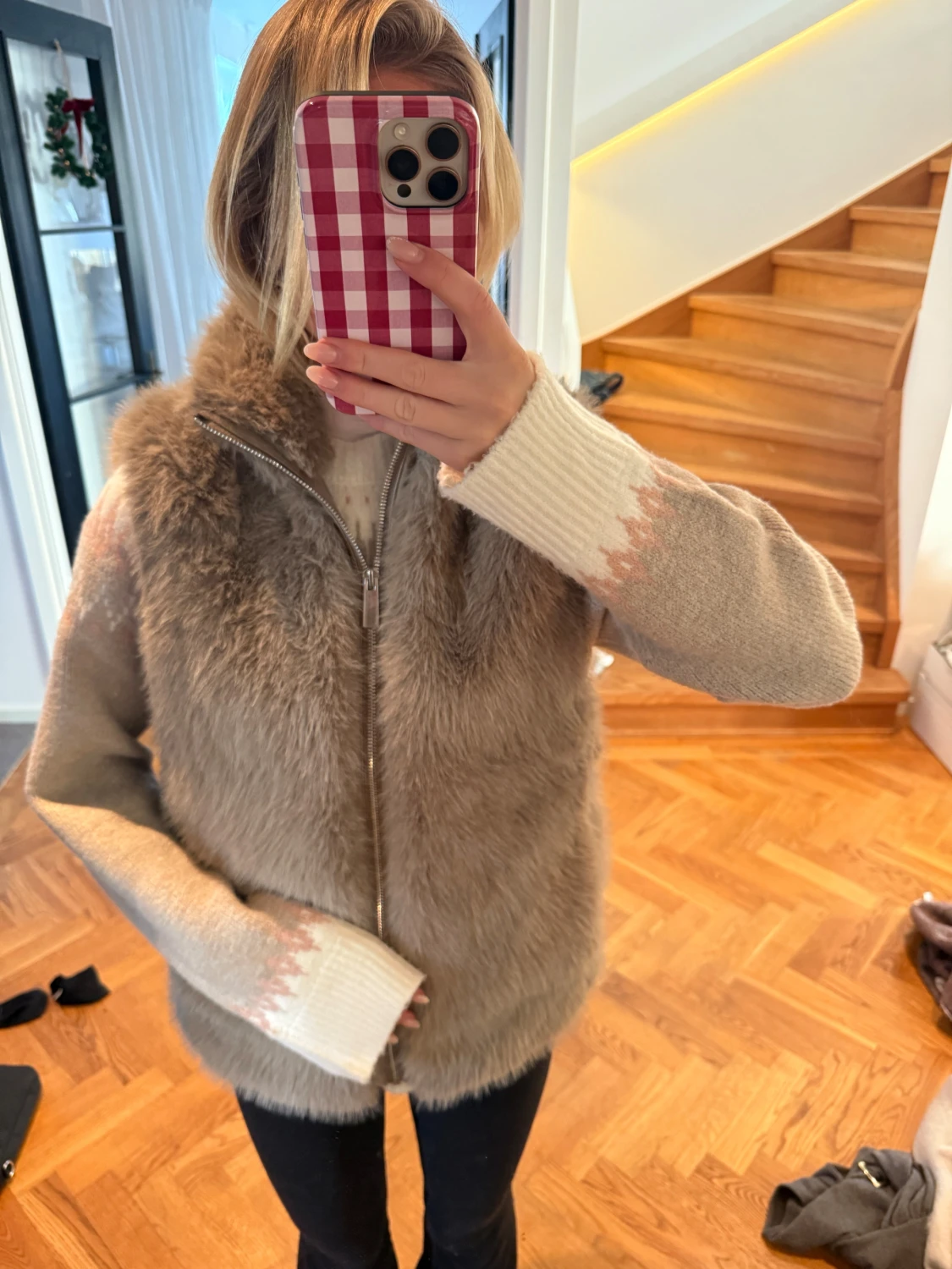 Beige pälsjacka med dragkedja