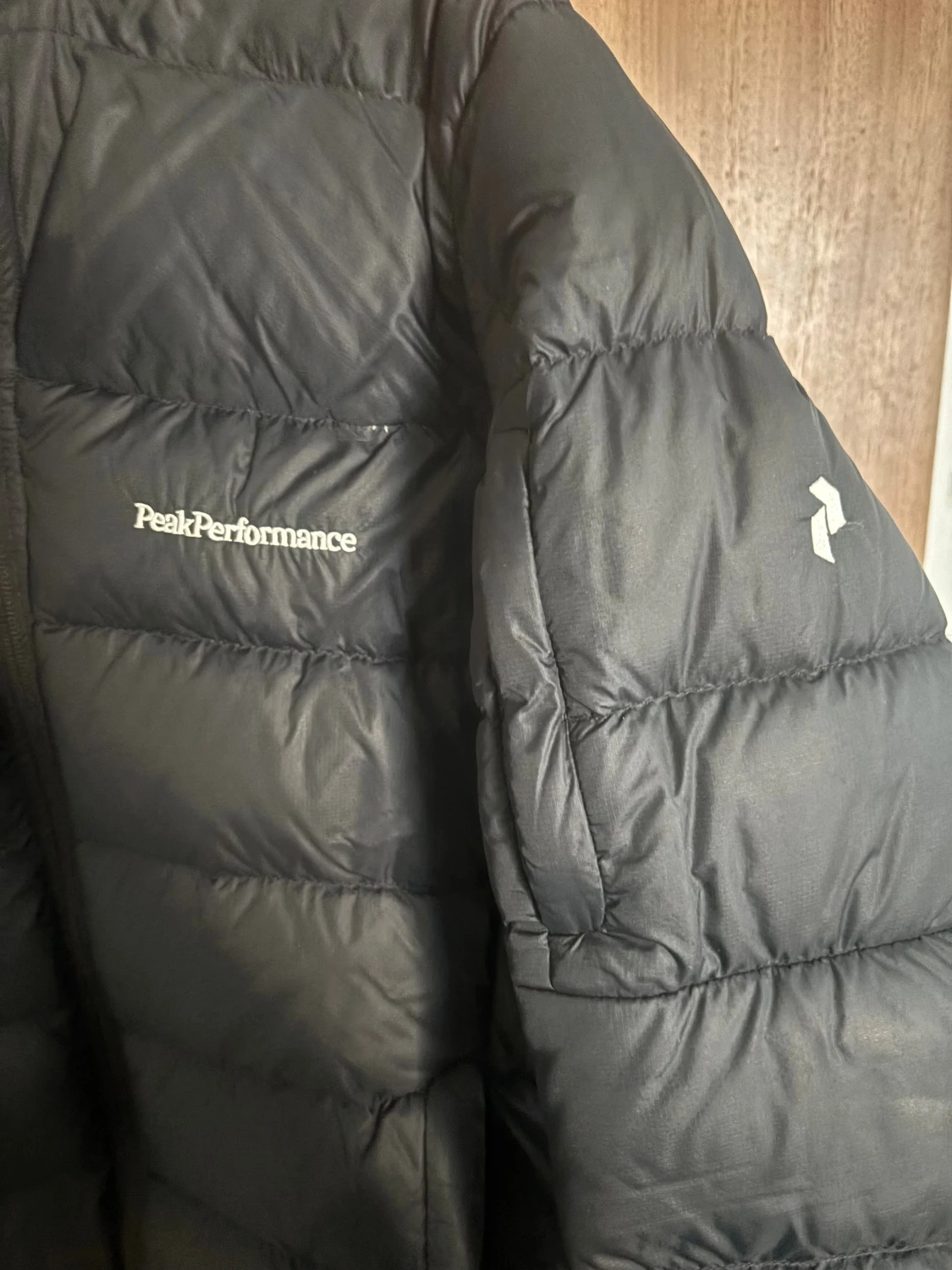 Svart Peak Performance dunjacka - 2