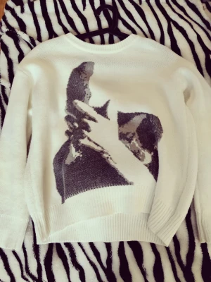 Frank Ocean tröja - Vit stickad tröja med ett stort grafiskt motiv på Frank Ocean!isvart och grått framtill. Tröjan har rund halsringning, långa ärmar och ribbade muddar vid ärmslut och nederkant. Perfekt för dig som gillar unika prints och vill sticka ut lite extra.schika frågor och prisförslag💕😜