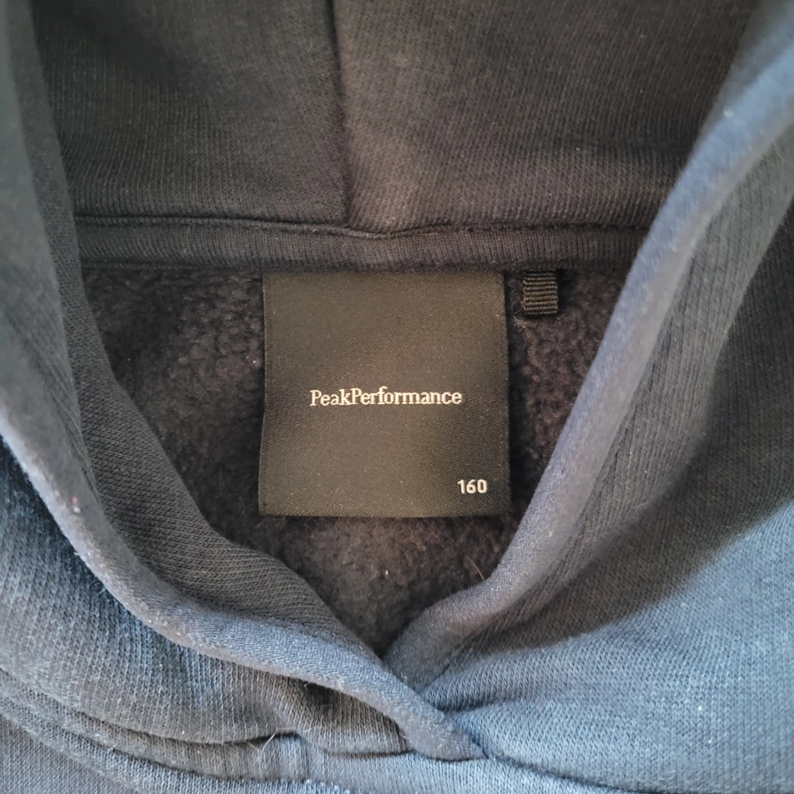 Mörkblå hoodie Peak Performance  - 3